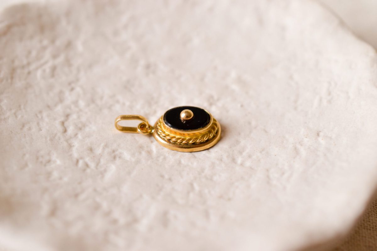 Pendentif ancien en Or jaune 18 carats serti d'une plaque d'Onyx