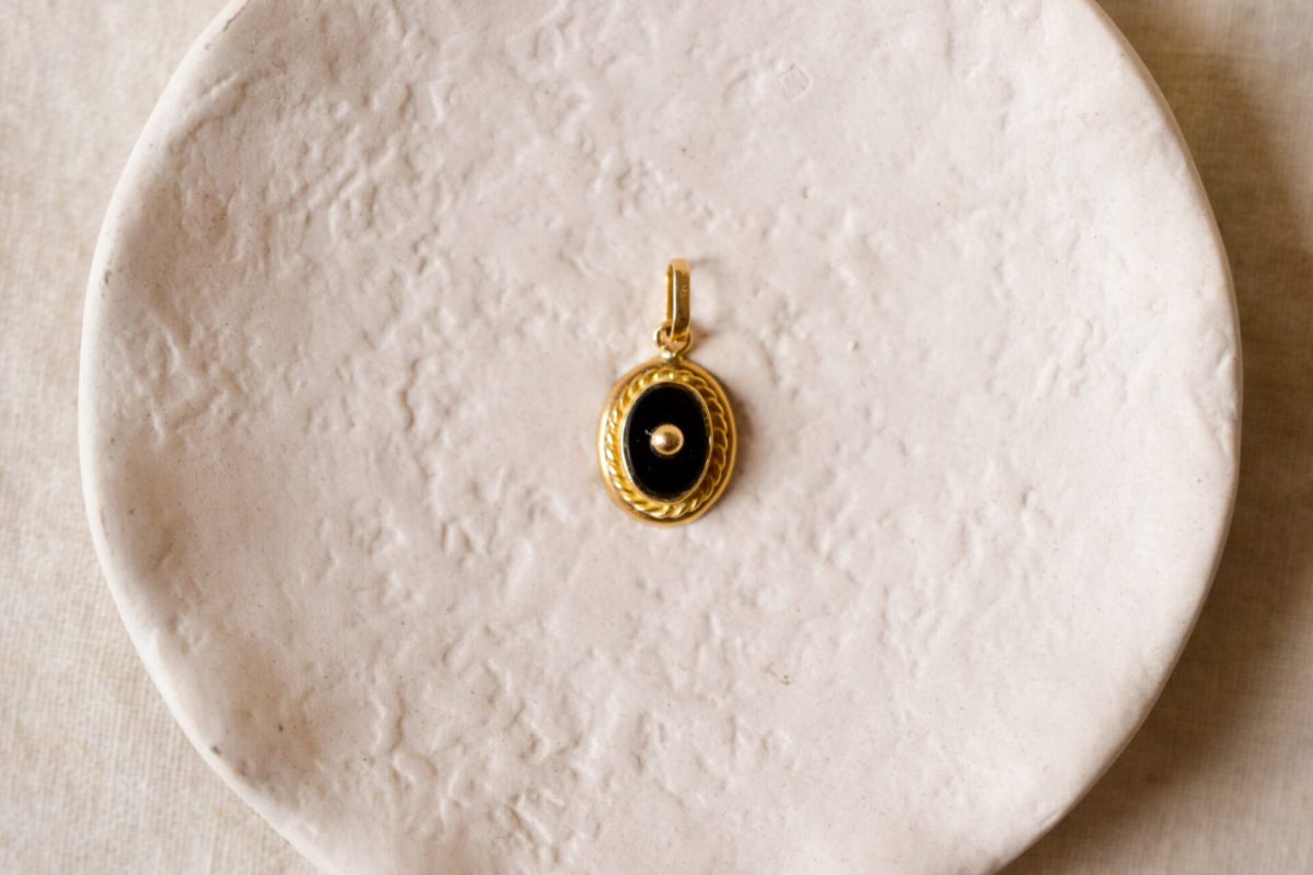 Pendentif en Or jaune 18 carats serti d'une plaque d'Onyx centré d'une bille d'Or