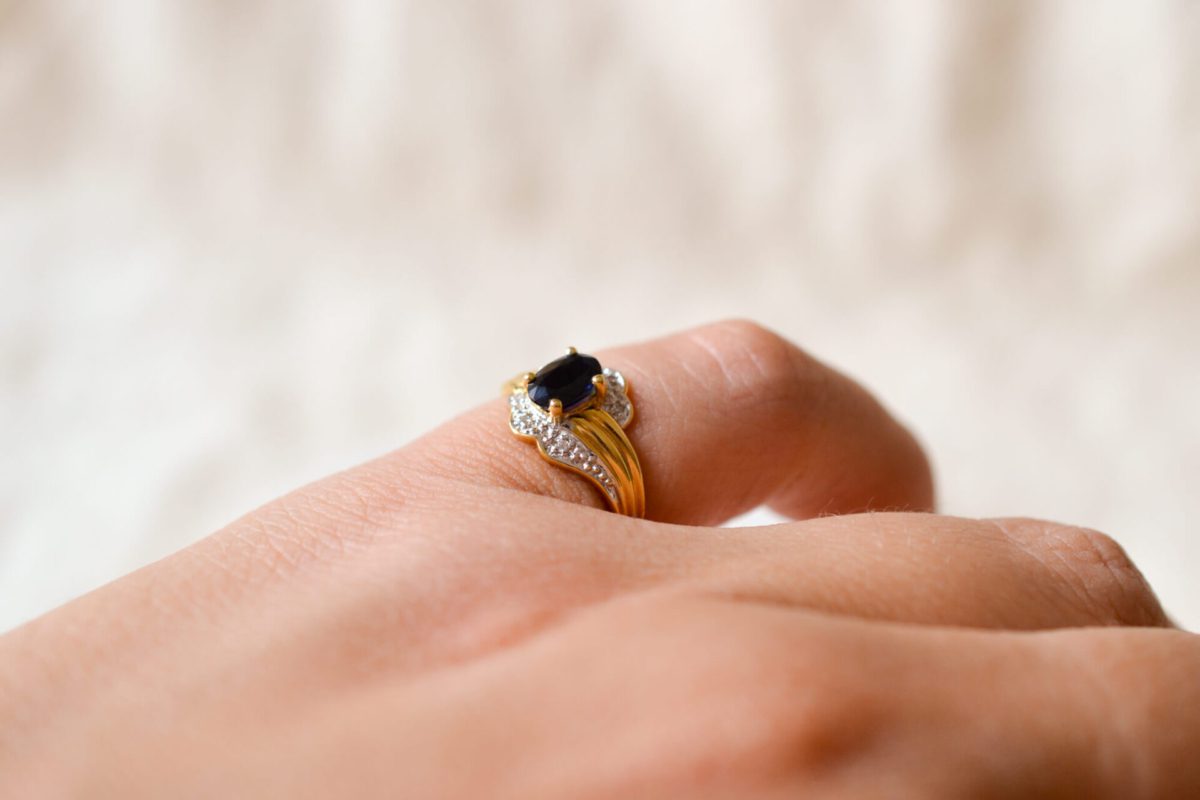 Pinky Ring en Or jaune 18 carats sertie d'un Saphir et de Diamants