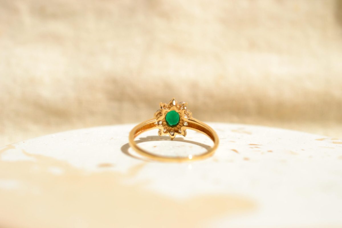 bague de fiançailles fleur pierre verte