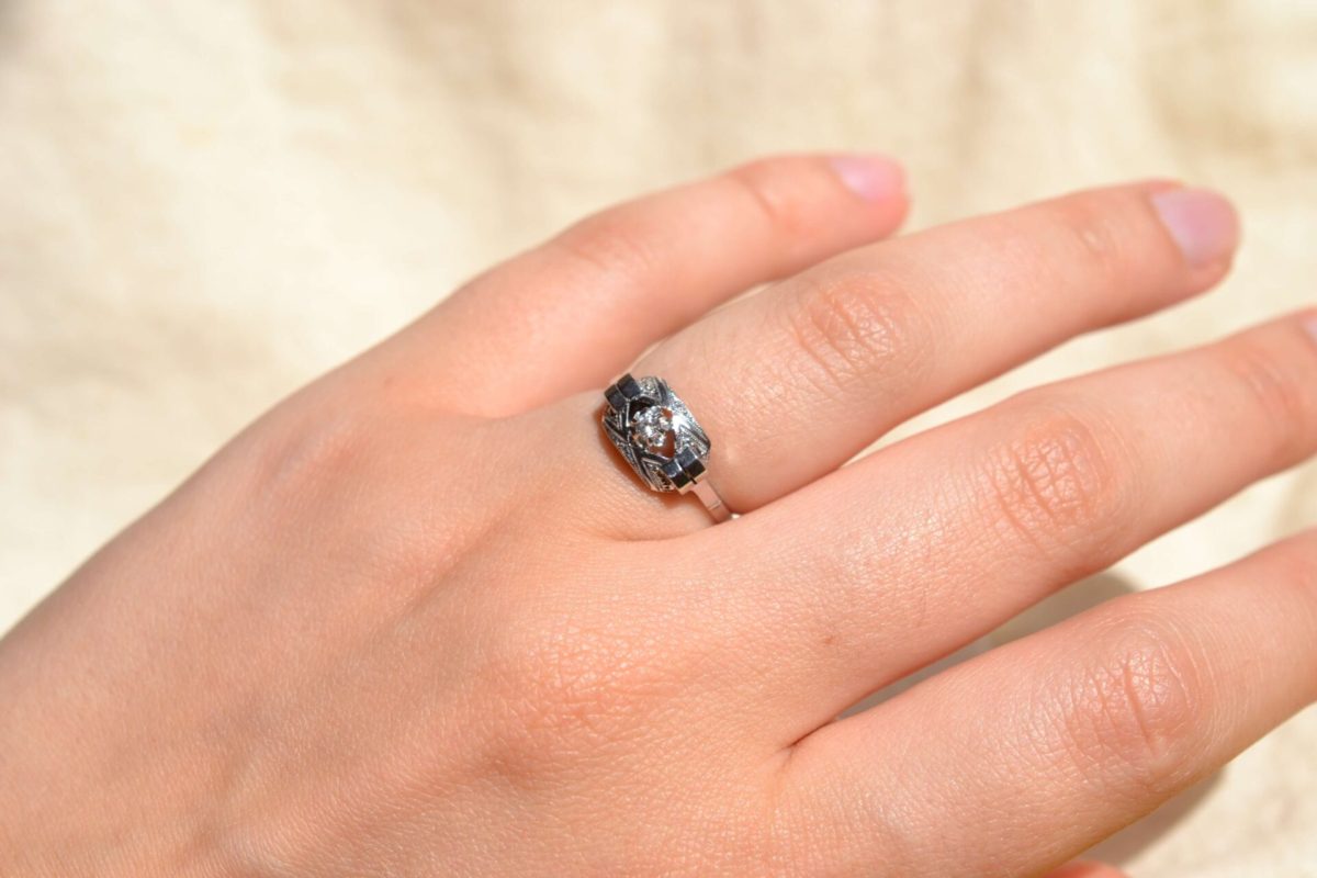 bague de fiançailles or blanc vintage