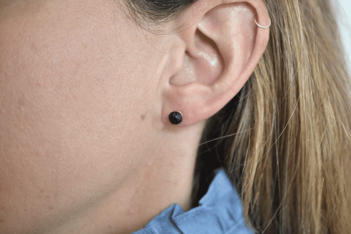 puces d'oreilles noires vintages