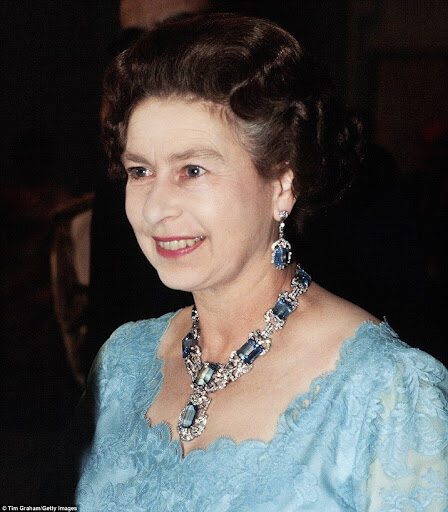 La Reine Elizabeth II arbore une parure en Aigues-Marines La Reine Elizabeth II arbore une parure en Aigues-Marines