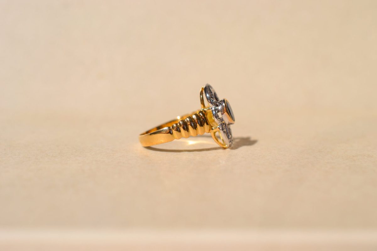 Bague Art Nouveau en Or jaune 18 carats centrée d'un Saphir entouré de Diamants