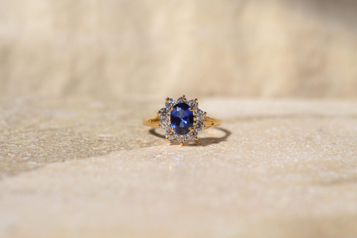 Bague Marguerite en Or jaune 18 carats centrée d'un Saphir entouré d'Oxydes