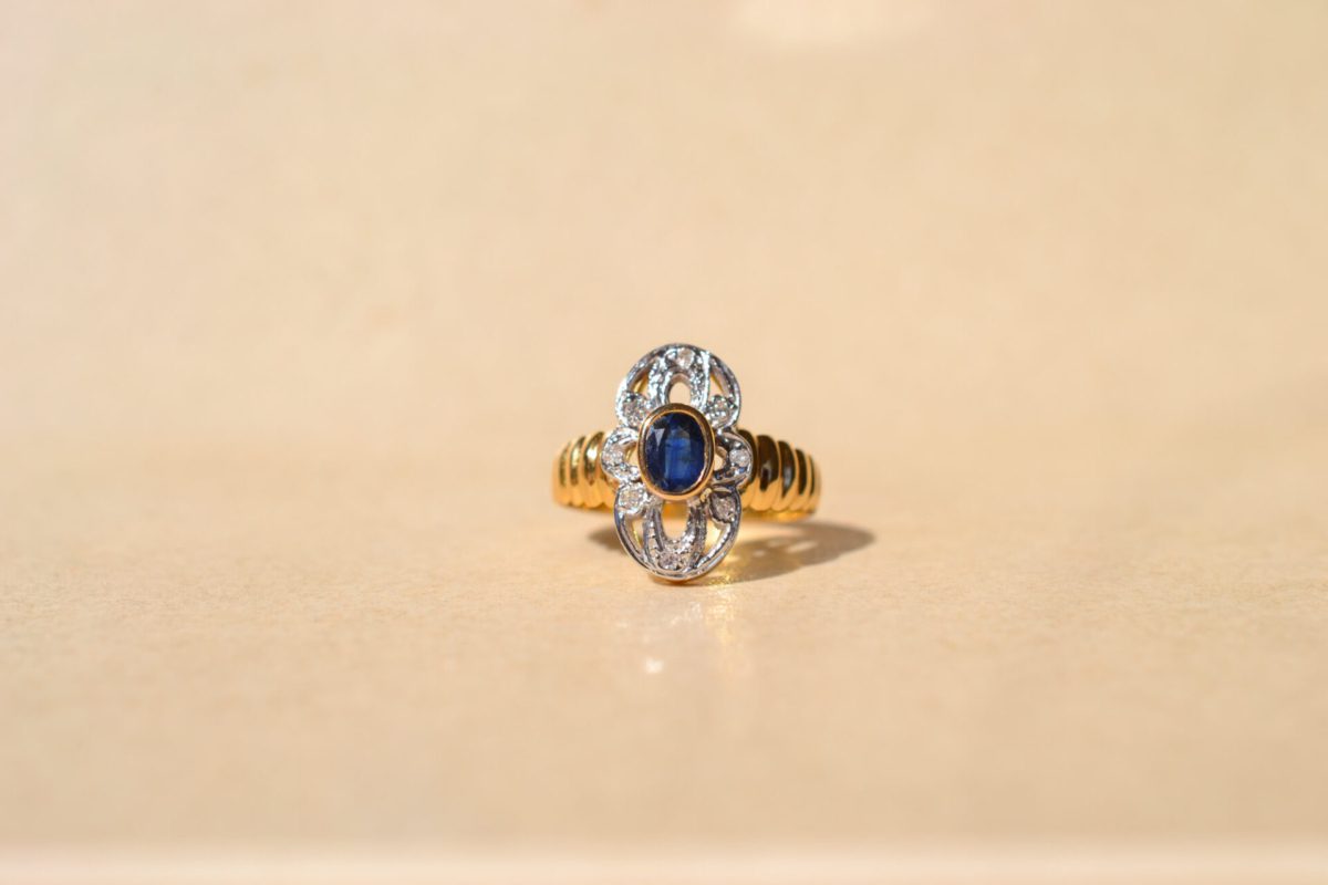 Bague Marquise en Or jaune 18 carats centrée d'un Saphir entouré de Diamants