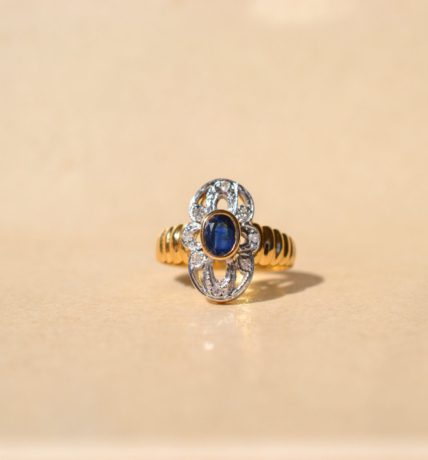 Bague Marquise en Or jaune 18 carats centrée d'un Saphir entouré de Diamants