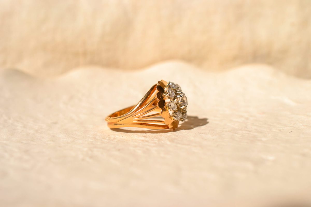 Bague ancienne en Or jaune 18 carats sertie de pierres blanches