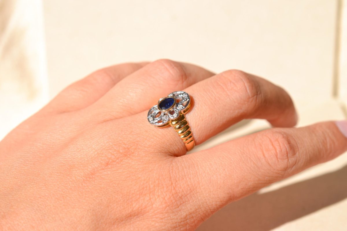 Bague de fiançailles Vintage en Or jaune 18 carats centrée d'un Saphir entouré de Diamants