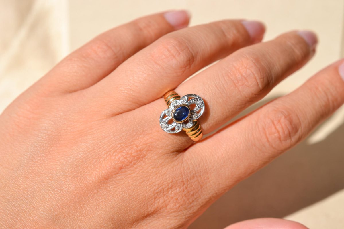 Bague de fiançailles ancienne en Or jaune 18 carats centrée d'un Saphir entouré de Diamants