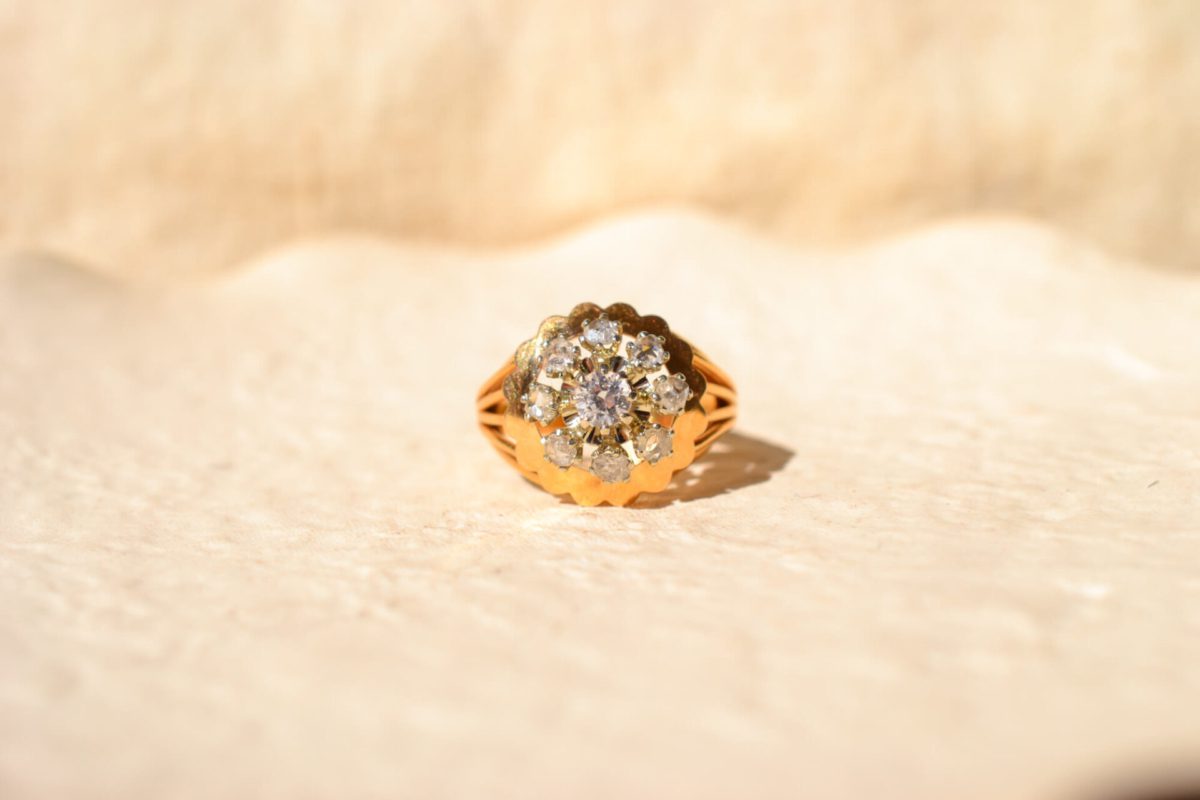 Bague fleur en Or jaune 18 carats en Or jaune 18 carats sertie de pierres blanches