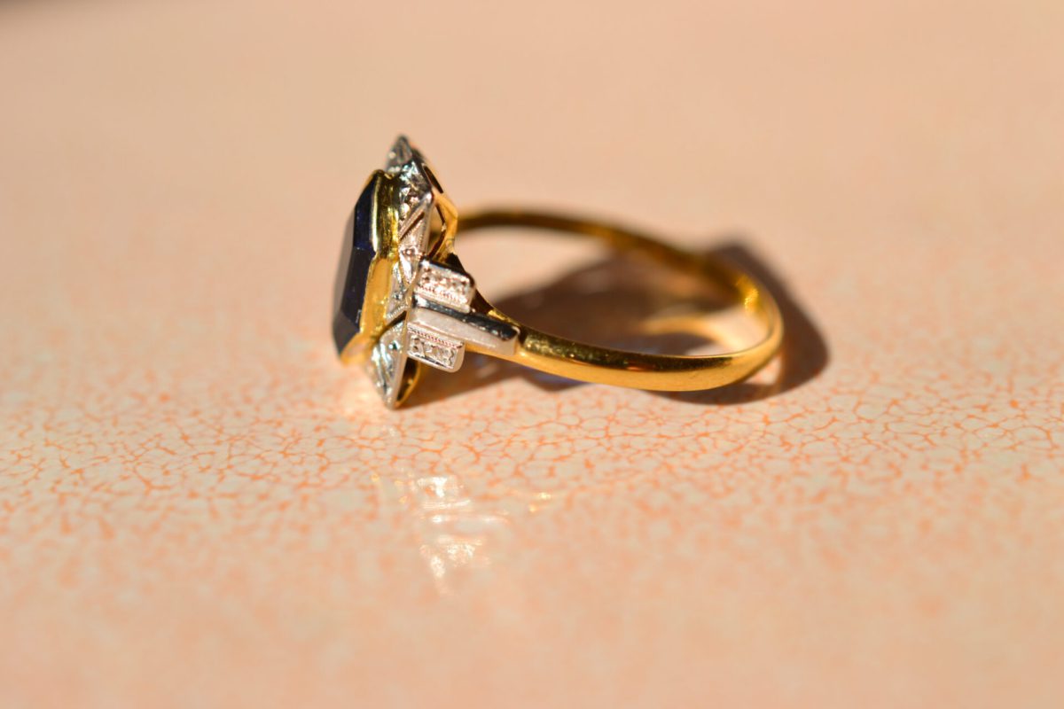 Bague Art Déco Saphir de synthèse losangique
