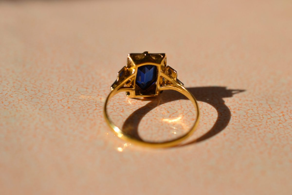 Bague Art Déco Saphir de synthèse losangique