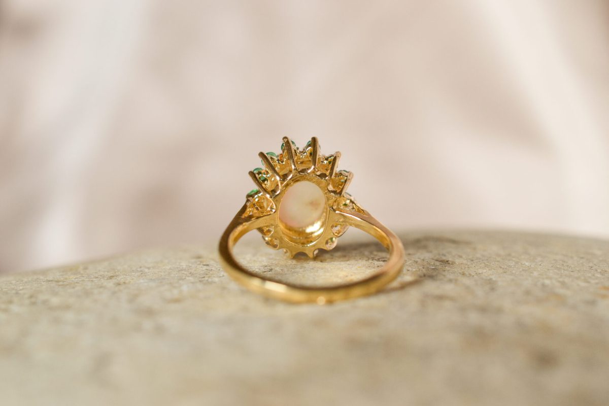 Bague ovale Opale et Emeraudes