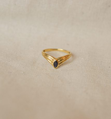 Bague V striée saphir navette