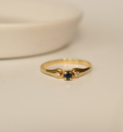 Bague fine Saphir épaulé 2 diamants