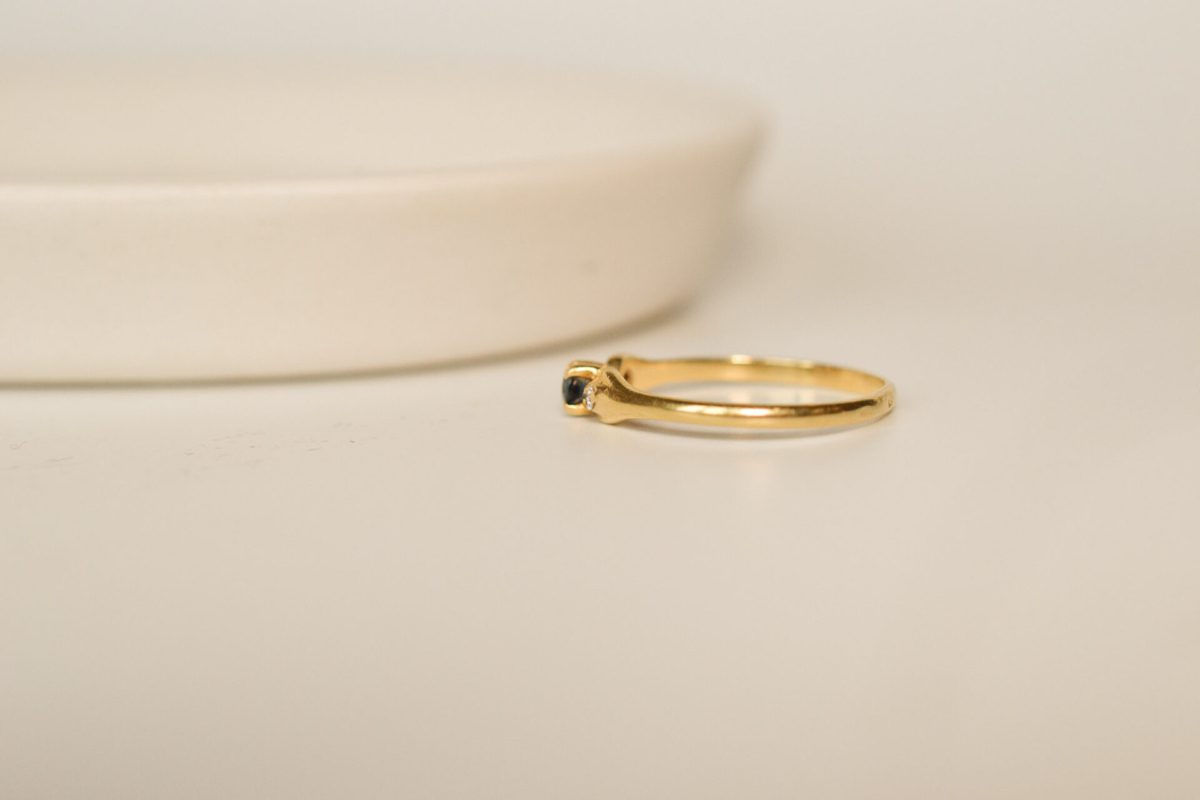 Bague fine Saphir épaulé 2 diamants